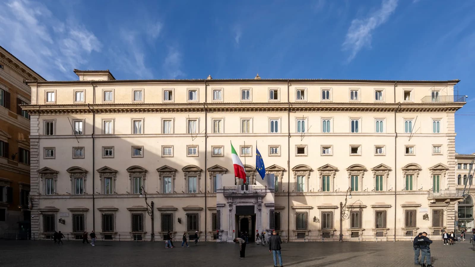La facciata di Palazzo Chigi a Roma, sede del Governo, con le bandiere italiana ed europea sul balcone (foto: DellaGherardesca, CC BY 4.0, Wikimedia Commons)